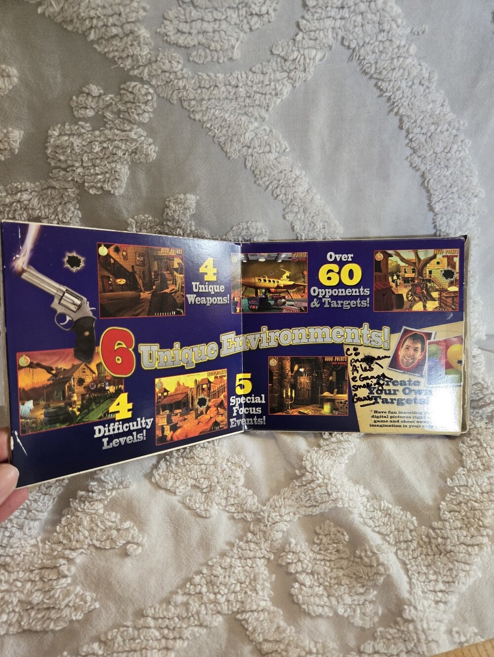 Smoking Guns PC Game Box - Yellow, Purple, Cream Artwork - Picture 2 of 7